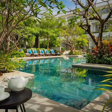 Eightfold Urban Resort シェムリアップ エクステリア 写真 The swimming pool at the hotel