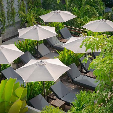 Eightfold Urban Resort シェムリアップ エクステリア 写真 The pool at the hotel