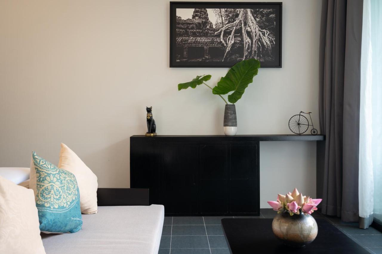 Eightfold Urban Resort シェムリアップ エクステリア 写真 A living room in a modern house