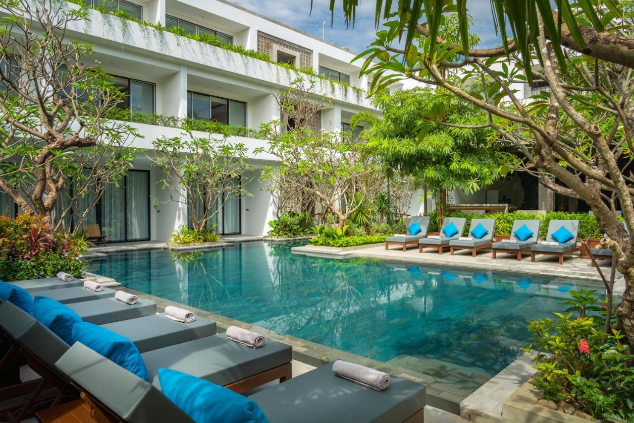 Eightfold Urban Resort シェムリアップ エクステリア 写真 The hotel's pool