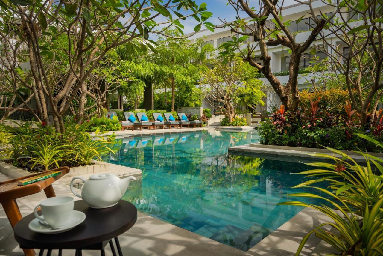 Eightfold Urban Resort シェムリアップ エクステリア 写真 The swimming pool at the hotel