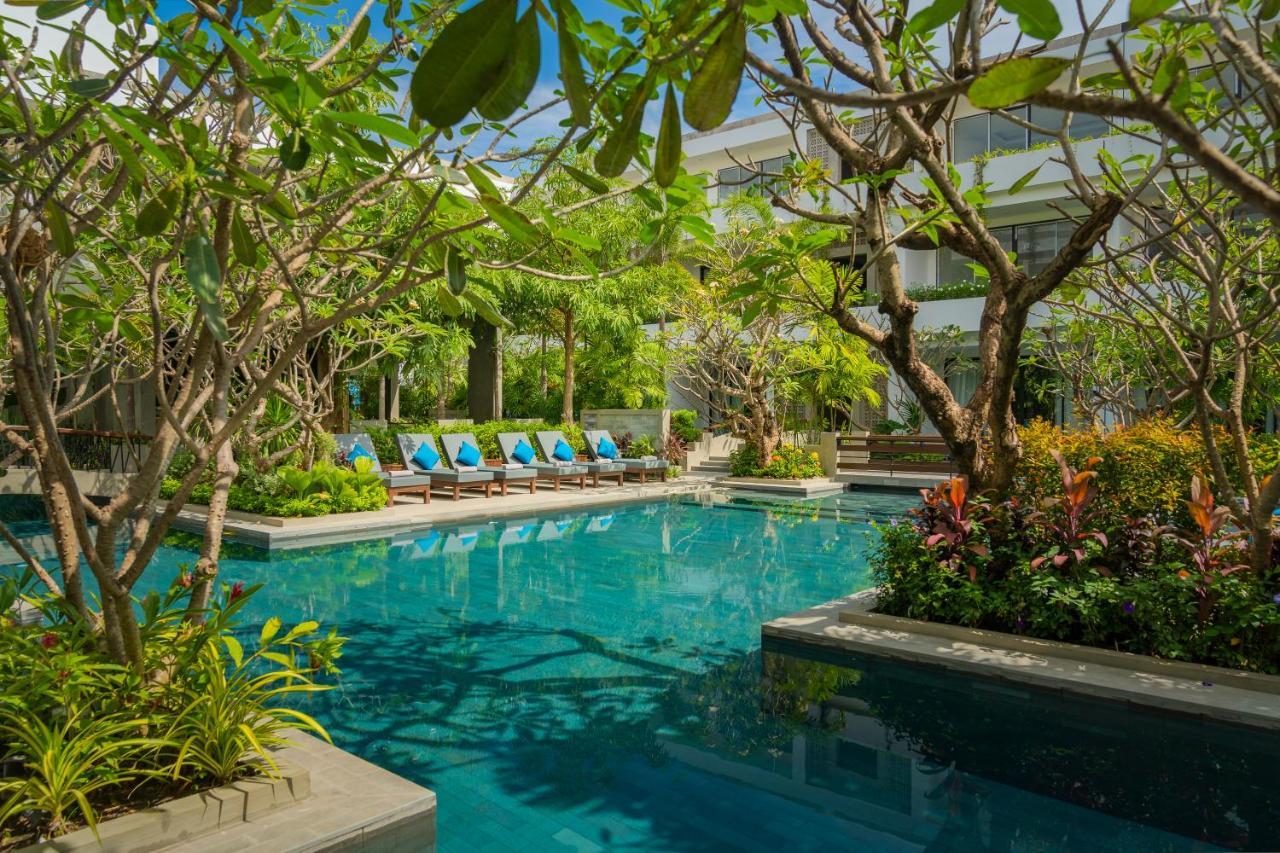 Eightfold Urban Resort シェムリアップ エクステリア 写真 The pool at the hotel