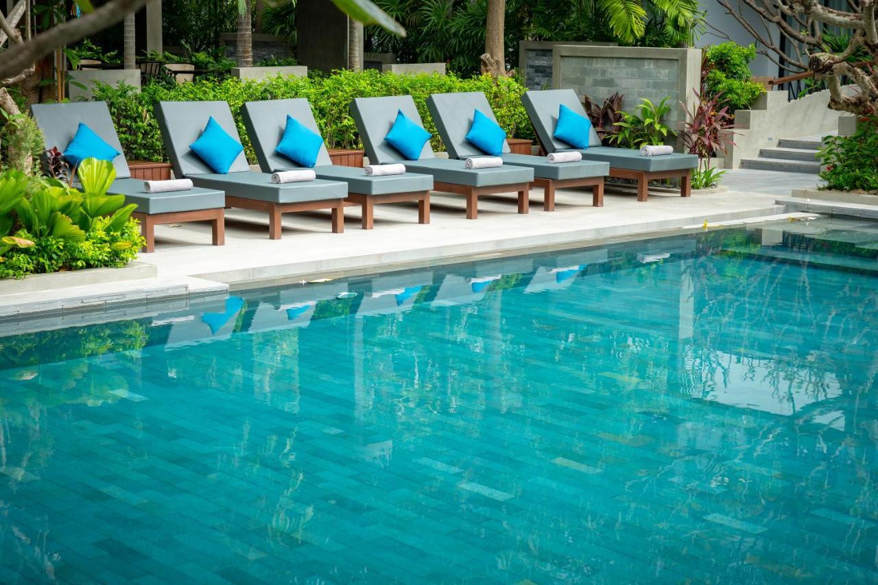 Eightfold Urban Resort シェムリアップ エクステリア 写真 Pool at the hotel