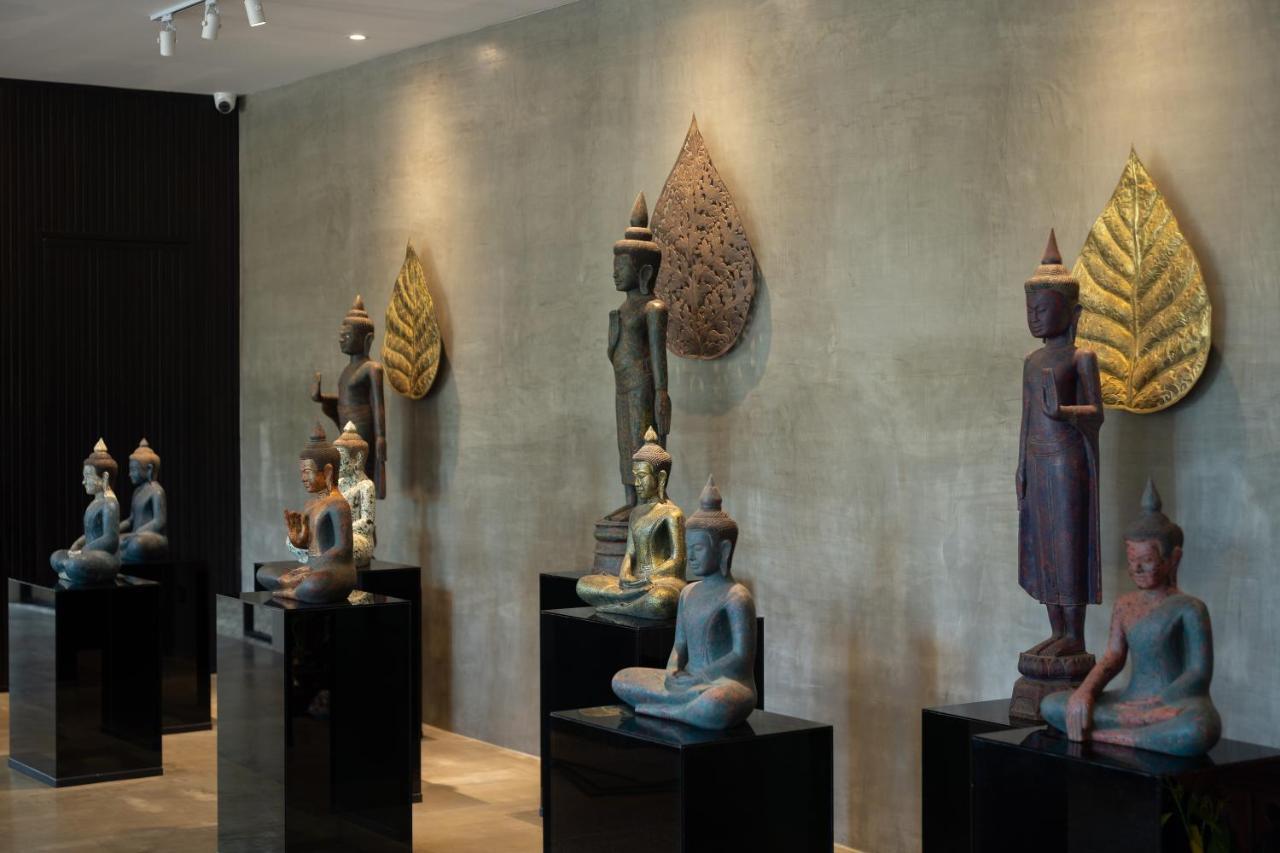 Eightfold Urban Resort シェムリアップ エクステリア 写真 A collection of Thai and Laotian art