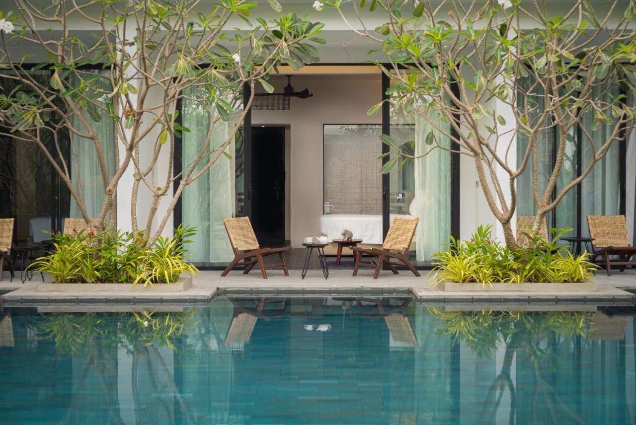 Eightfold Urban Resort シェムリアップ エクステリア 写真 The pool at the hotel