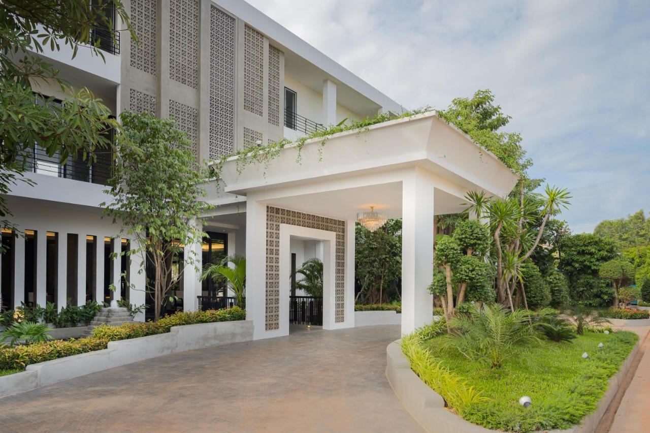Eightfold Urban Resort シェムリアップ エクステリア 写真 The hotel's entrance
