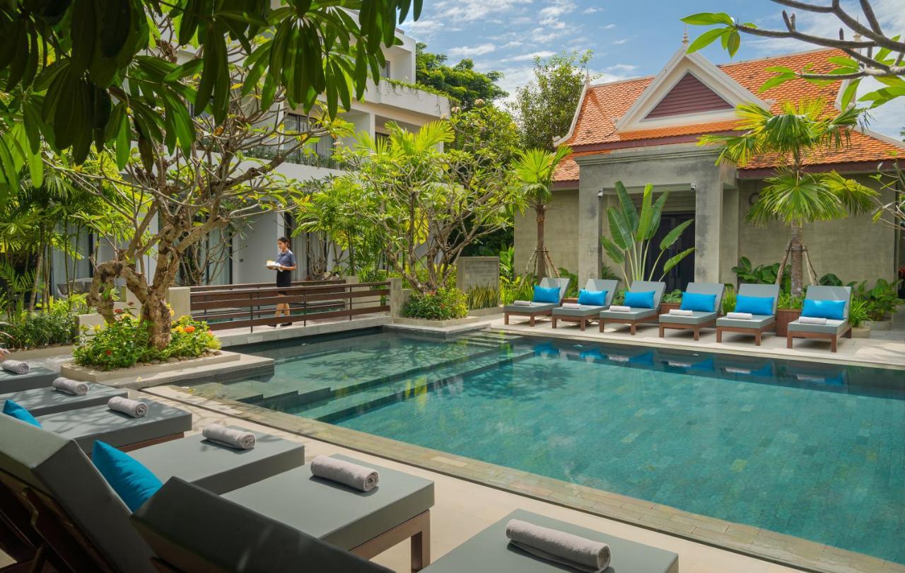 Eightfold Urban Resort シェムリアップ エクステリア 写真 The swimming pool at The Library