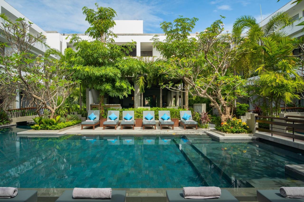 Eightfold Urban Resort シェムリアップ エクステリア 写真 The hotel's pool