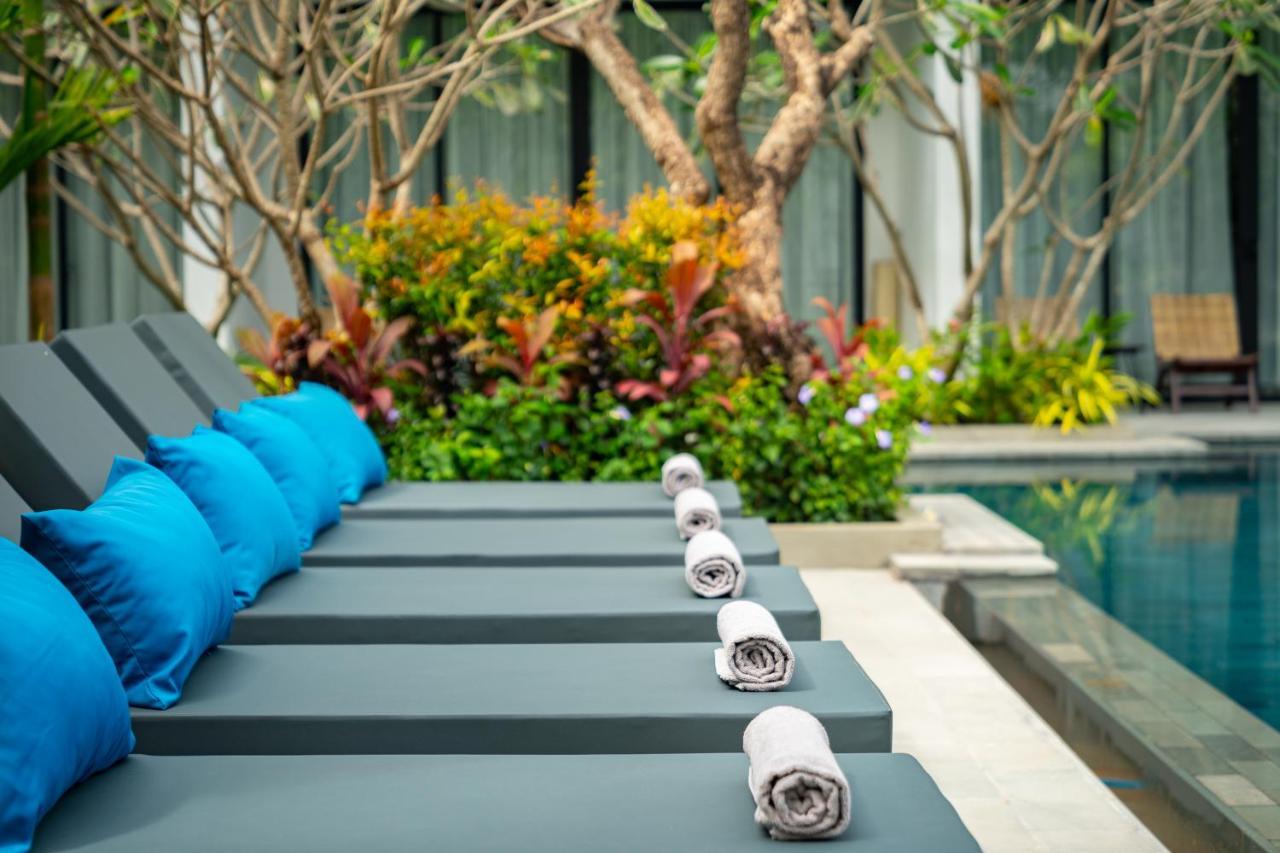 Eightfold Urban Resort シェムリアップ エクステリア 写真 Pool at the hotel