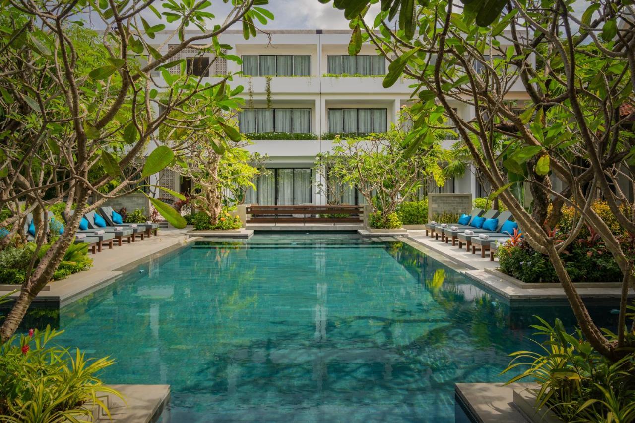 Eightfold Urban Resort シェムリアップ エクステリア 写真 The hotel's swimming pool