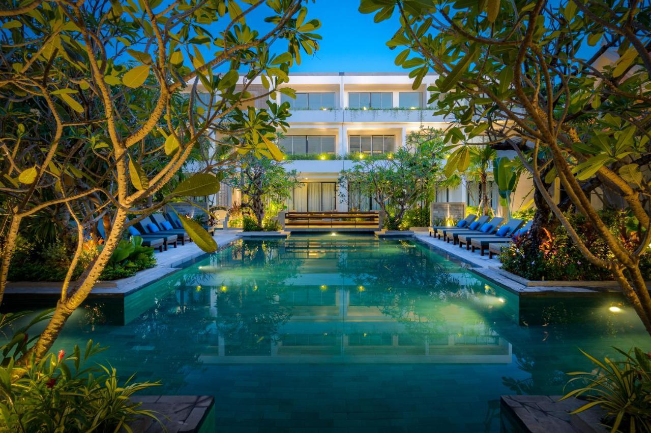Eightfold Urban Resort シェムリアップ エクステリア 写真 The hotel's swimming pool