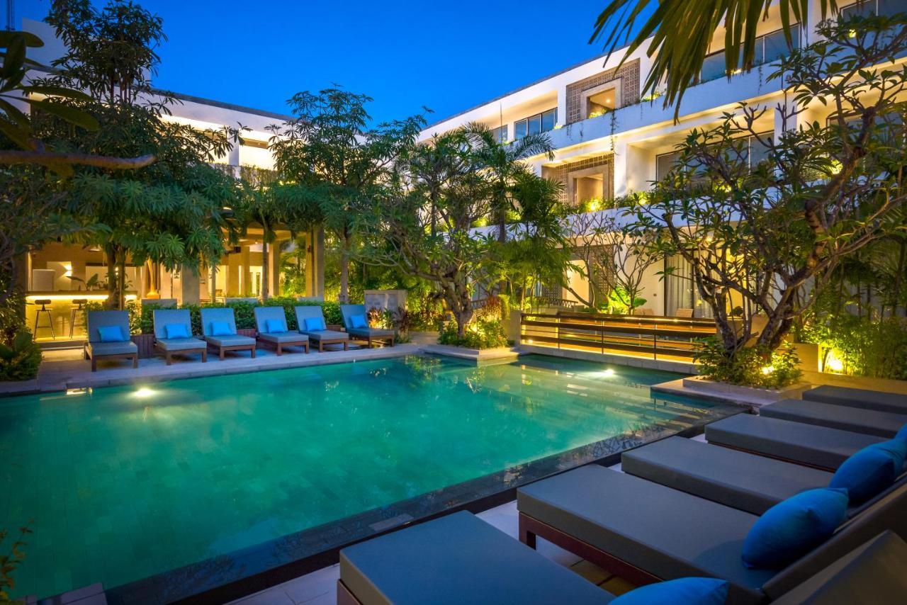 Eightfold Urban Resort シェムリアップ エクステリア 写真 The hotel's pool