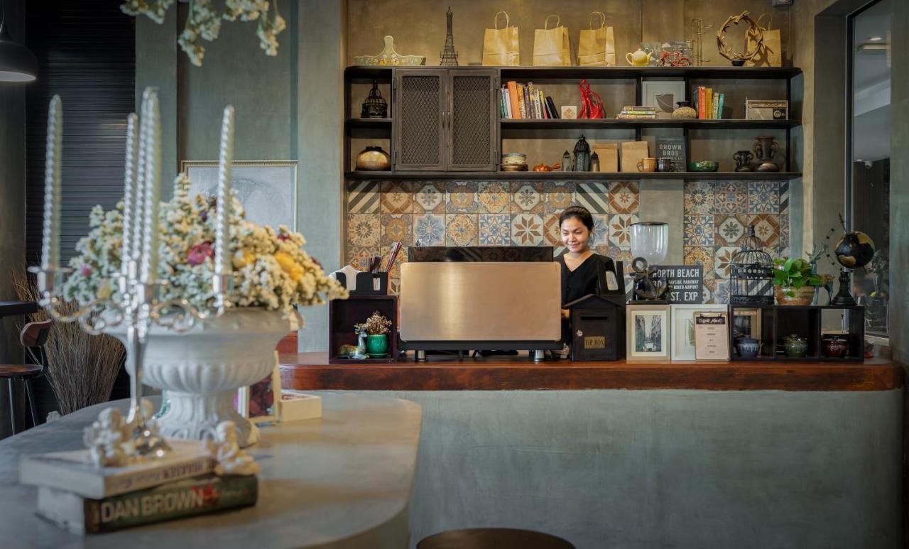 Eightfold Urban Resort シェムリアップ エクステリア 写真 A coffee shop in Bangkok, Thailand