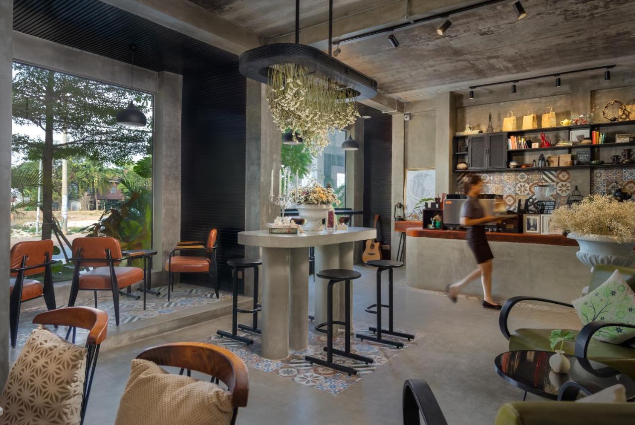 Eightfold Urban Resort シェムリアップ エクステリア 写真 Interior of a coffee shop in Bangkok, Thailand