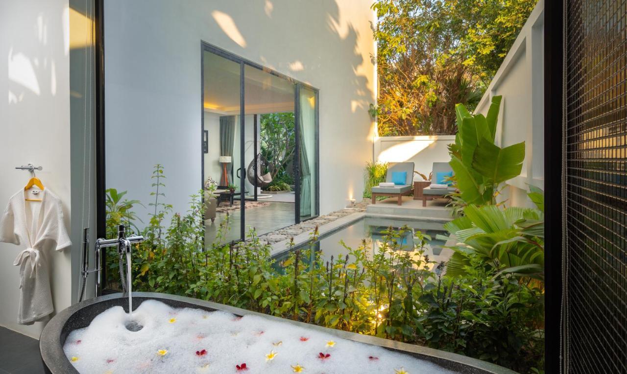 Eightfold Urban Resort シェムリアップ エクステリア 写真 A private spa at a hotel