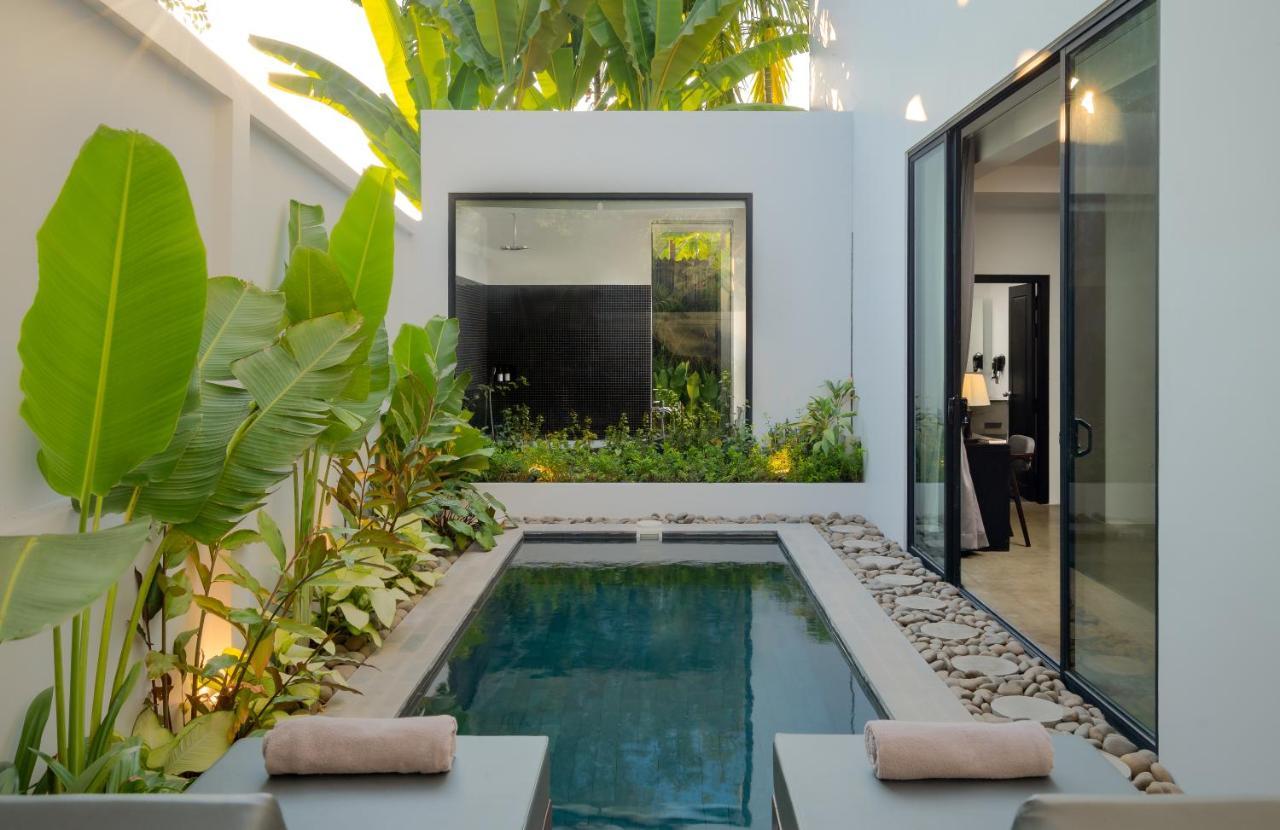 Eightfold Urban Resort シェムリアップ エクステリア 写真 A private pool at a hotel