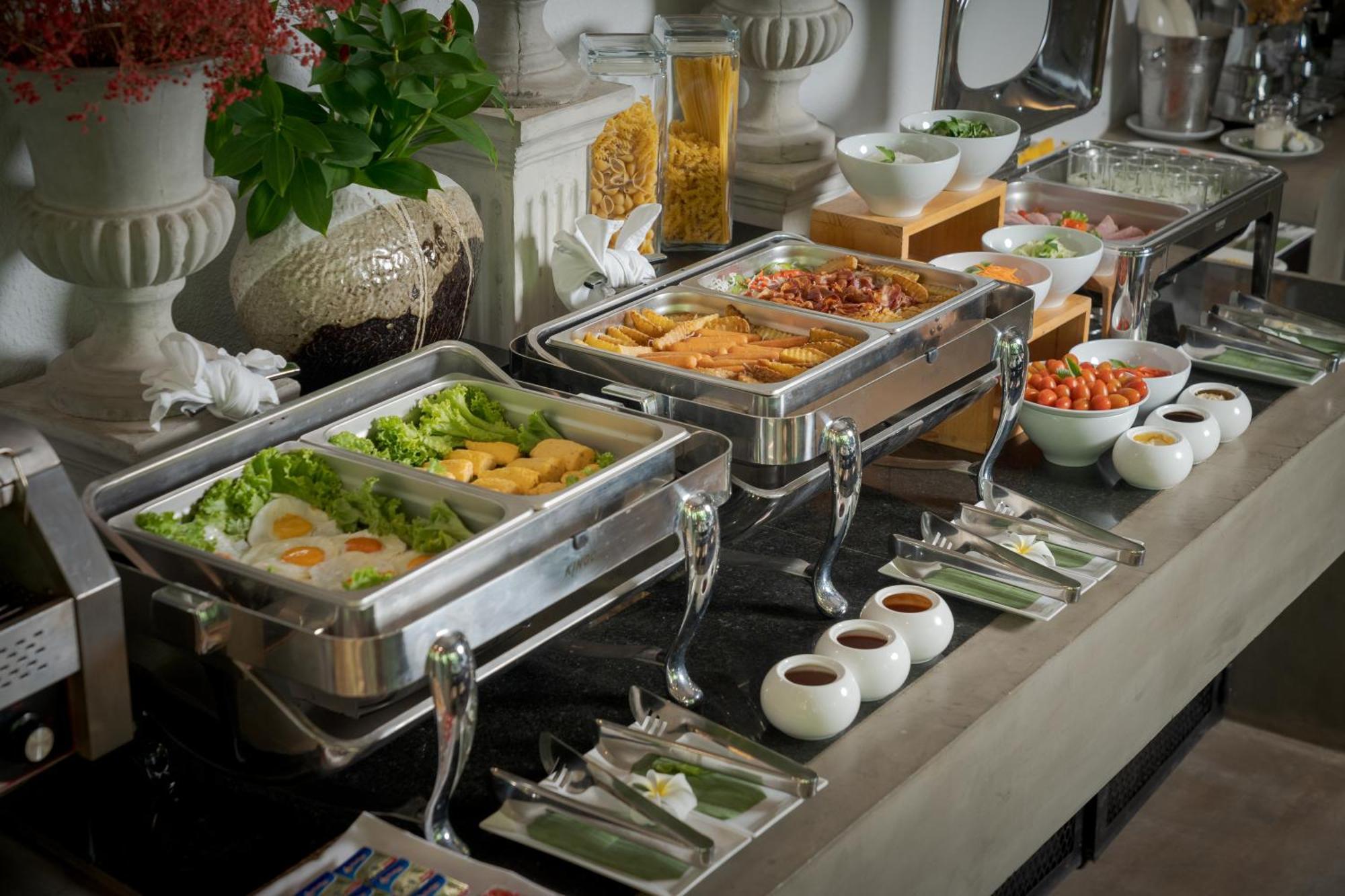 Eightfold Urban Resort シェムリアップ エクステリア 写真 A buffet at a hotel