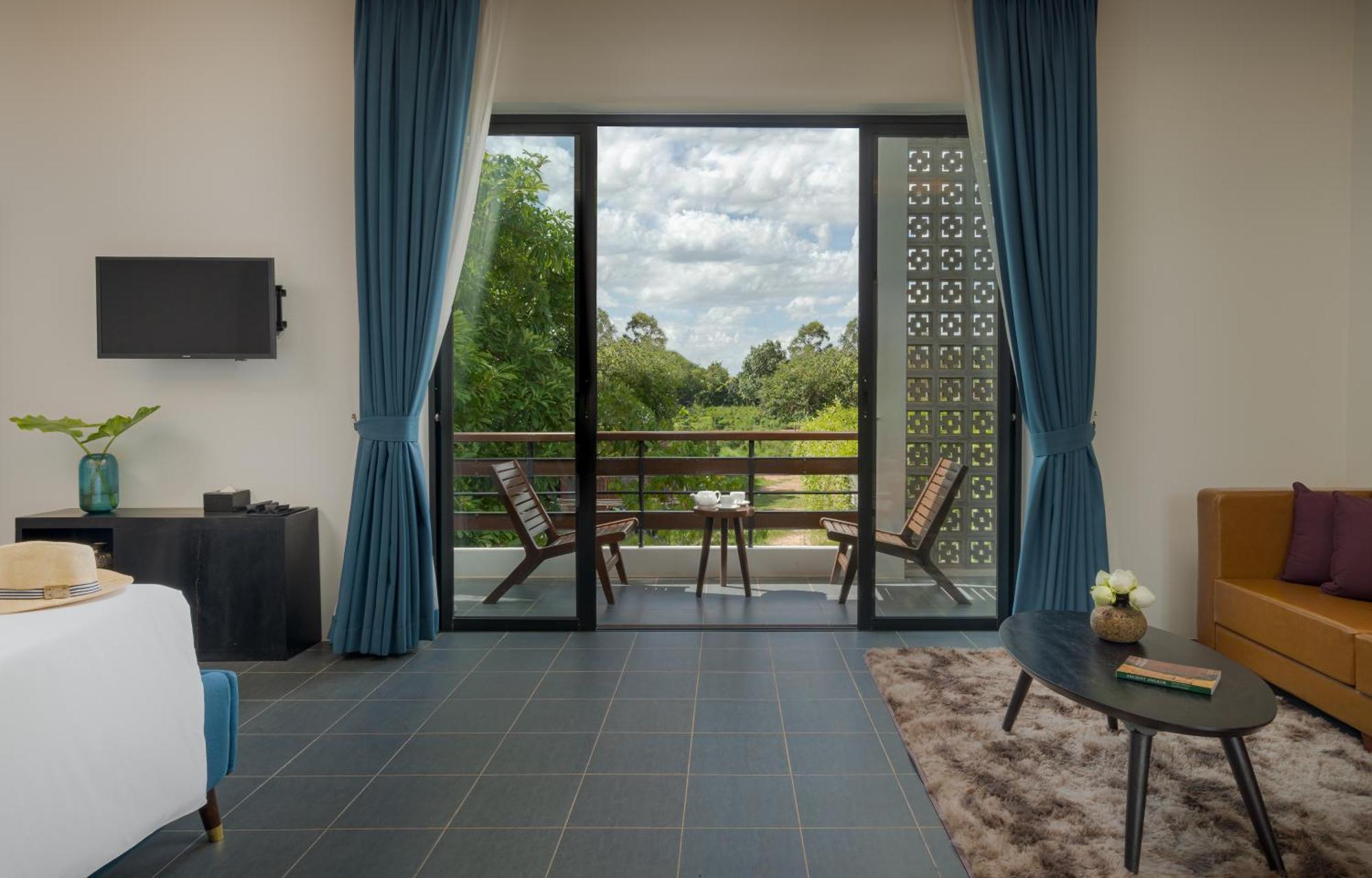 Eightfold Urban Resort シェムリアップ 部屋 写真 Deluxe Room with private balcony