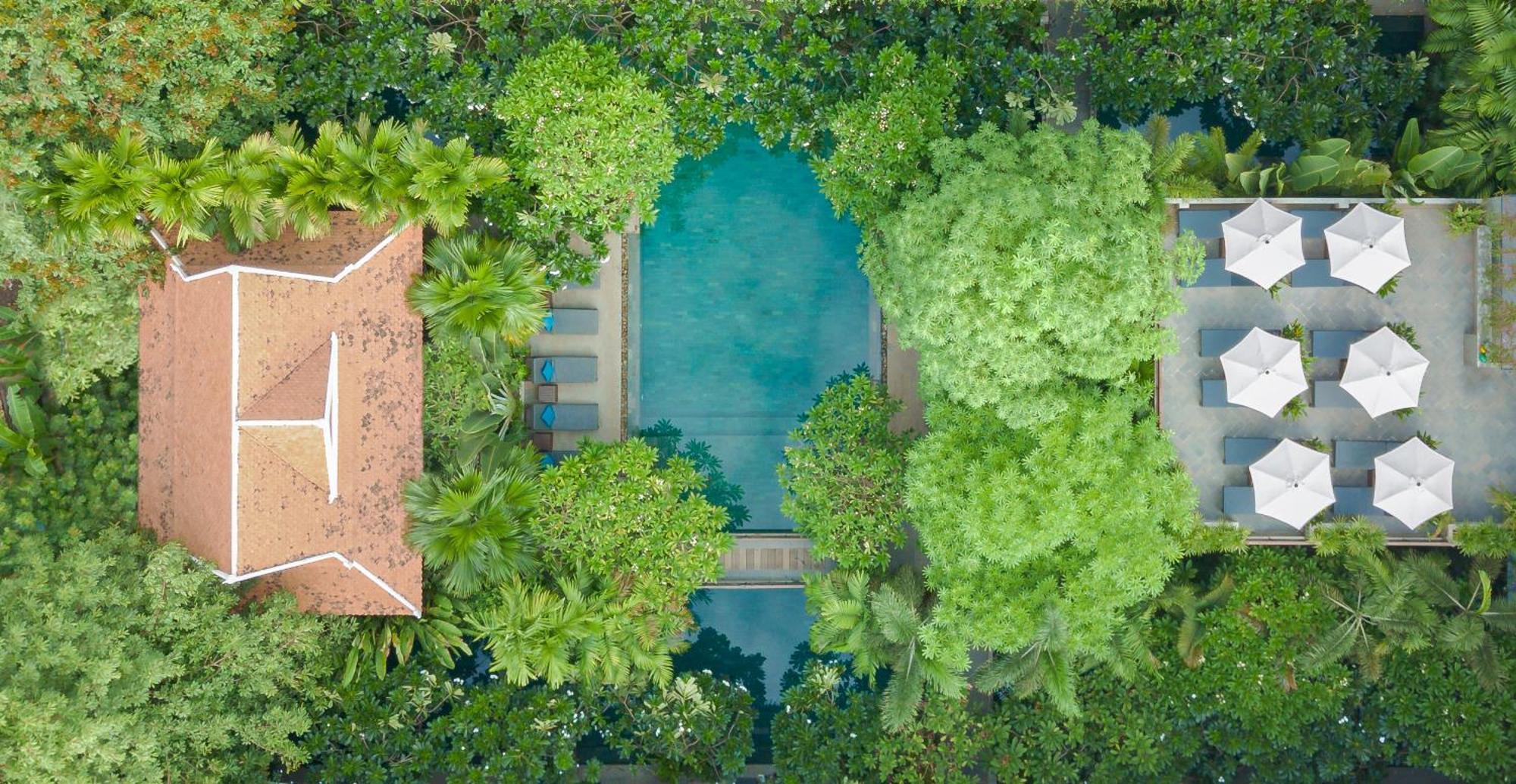 Eightfold Urban Resort シェムリアップ エクステリア 写真 Aerial view of the pool at the hotel