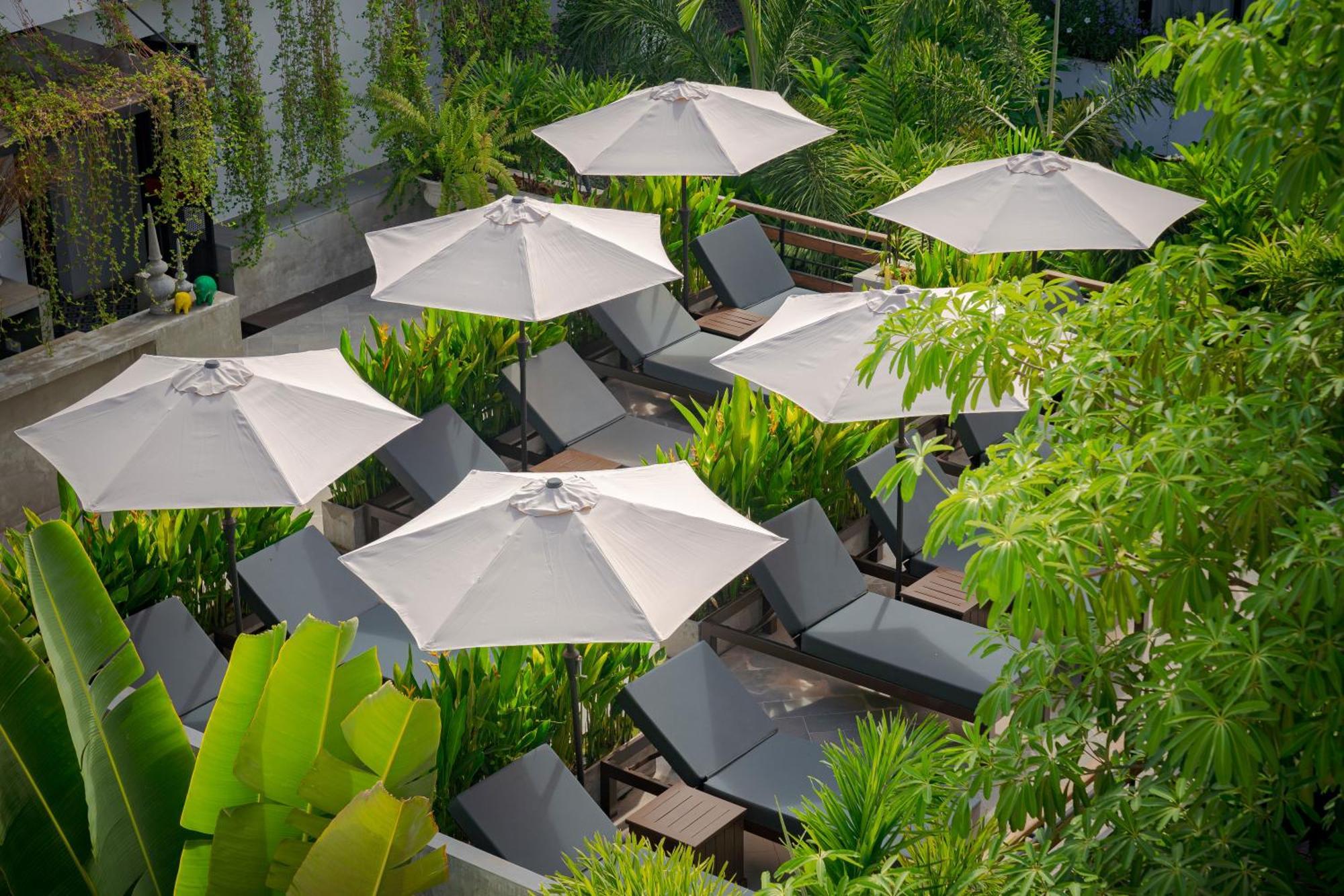 Eightfold Urban Resort シェムリアップ エクステリア 写真 The pool at the hotel