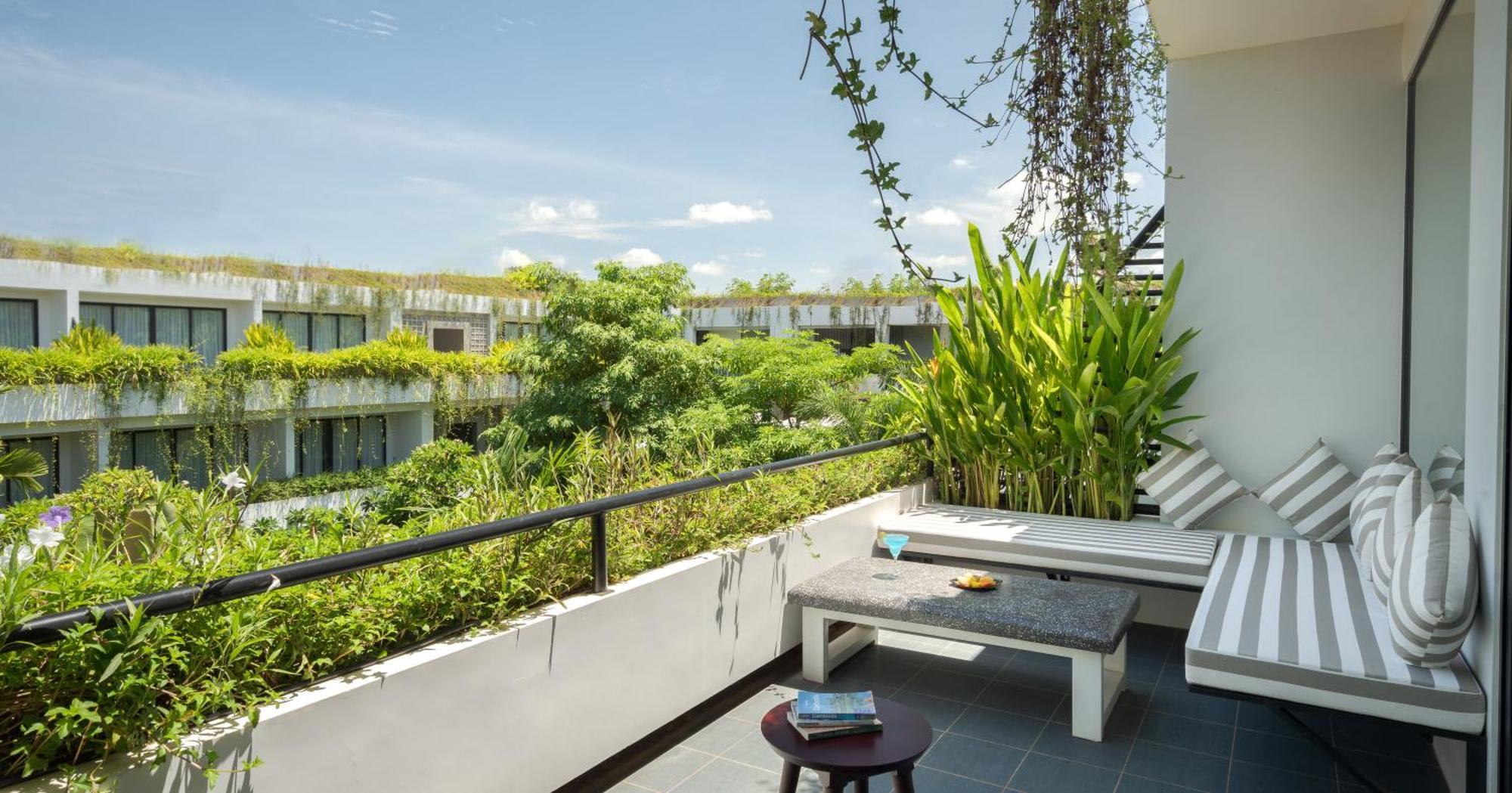 Eightfold Urban Resort シェムリアップ エクステリア 写真 A balcony at the hotel
