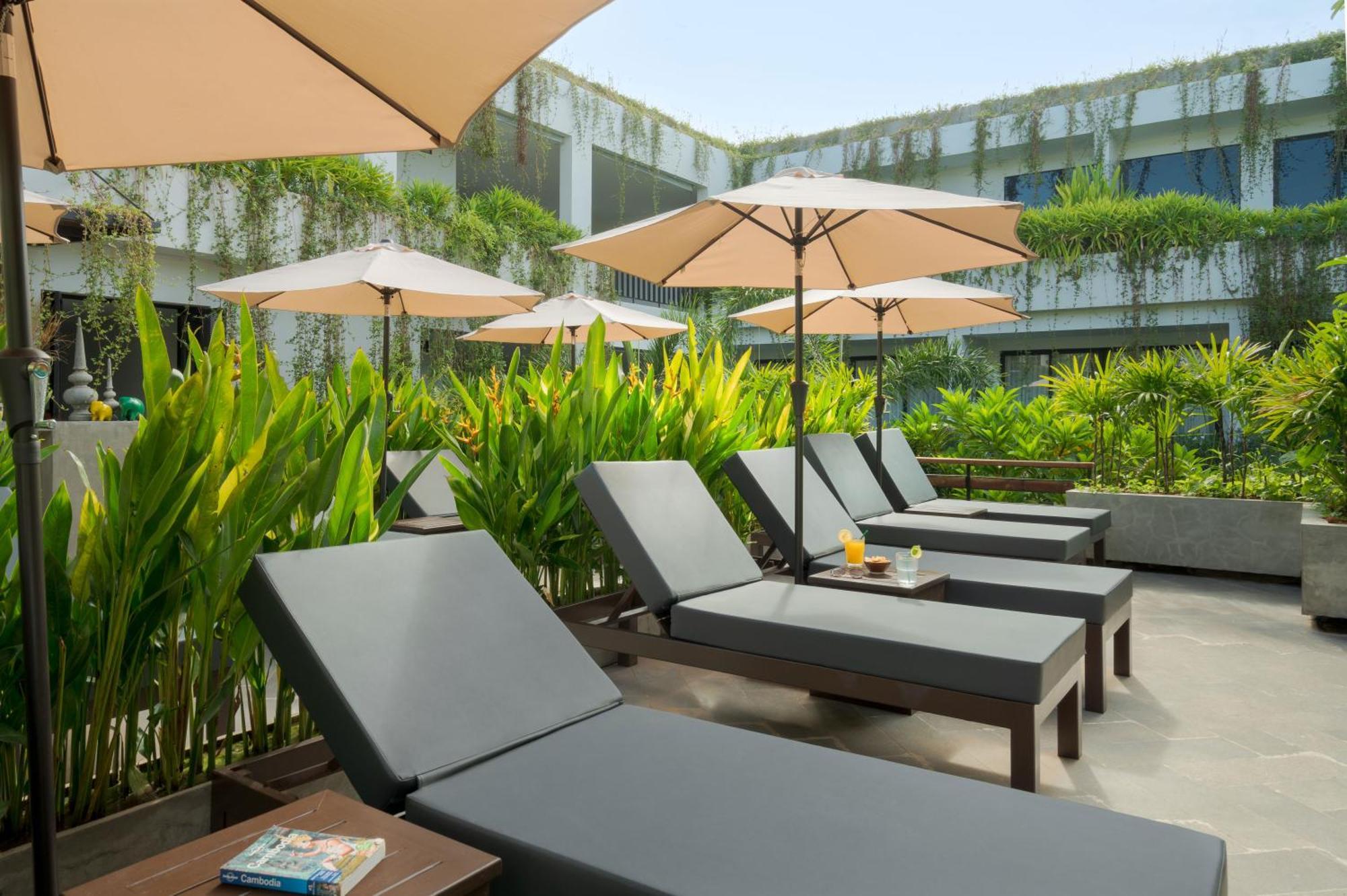 Eightfold Urban Resort シェムリアップ エクステリア 写真 Pool Deck
